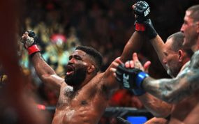 Chris Curtis celebra su victoria sobre Marc-Andre Barriault en el UFC 297.
