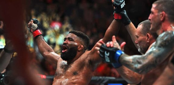 Chris Curtis celebra su victoria sobre Marc-Andre Barriault en el UFC 297.