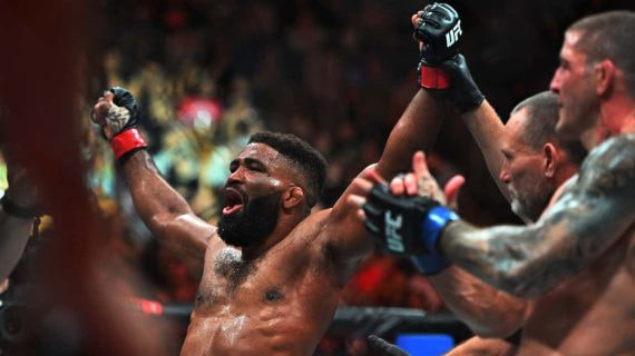 Chris Curtis celebra su victoria sobre Marc-Andre Barriault en el UFC 297.