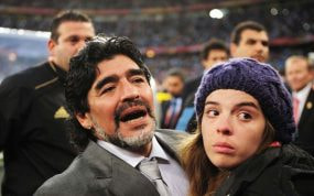 Diego Armando Maradona y su hija Dalma, en 2010.