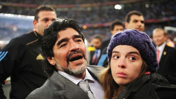 Diego Armando Maradona y su hija Dalma, en 2010.