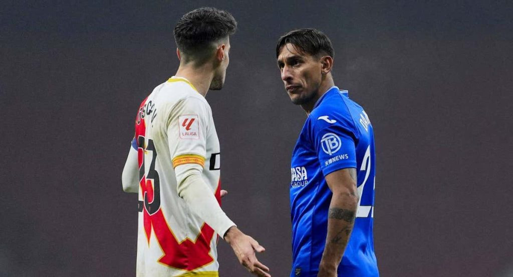 Damián Suárez intercambia miradas con </p><p>Óscar Valentín, del Rayo.