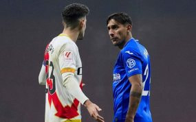 Damián Suárez intercambia miradas con </p><p>Óscar Valentín, del Rayo.
