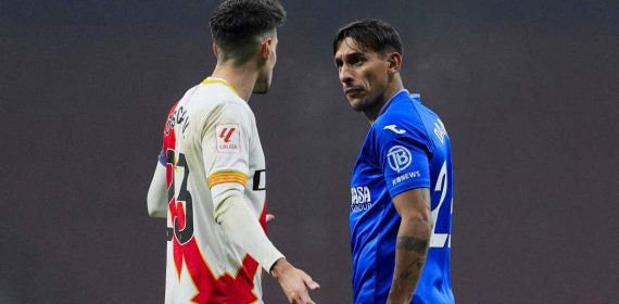 Damián Suárez intercambia miradas con </p><p>Óscar Valentín, del Rayo.