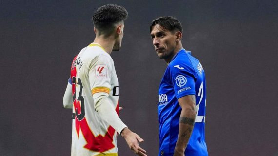 Damián Suárez intercambia miradas con </p><p>Óscar Valentín, del Rayo.