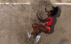 Fátima Diame, en uno de sus saltos durante la final de salto de longitud en el Mundial de Budapest.