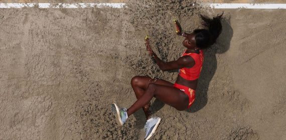 Fátima Diame, en uno de sus saltos durante la final de salto de longitud en el Mundial de Budapest.