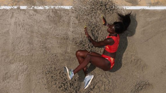 Fátima Diame, en uno de sus saltos durante la final de salto de longitud en el Mundial de Budapest.