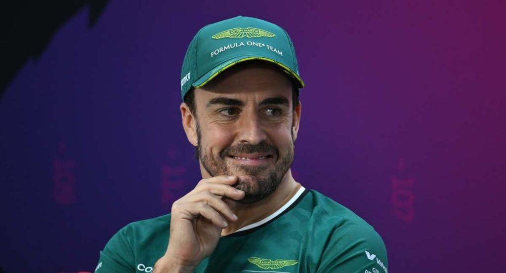 Fernando Alonso sonríe durante una rueda de prensa de la FIA en la pretemporada 2024 en Baréin.