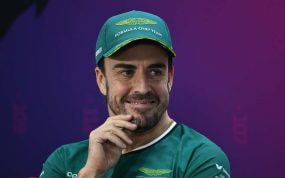 Fernando Alonso sonríe durante una rueda de prensa de la FIA en la pretemporada 2024 en Baréin.