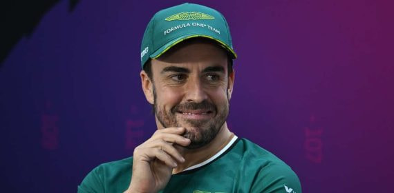 Fernando Alonso sonríe durante una rueda de prensa de la FIA en la pretemporada 2024 en Baréin.