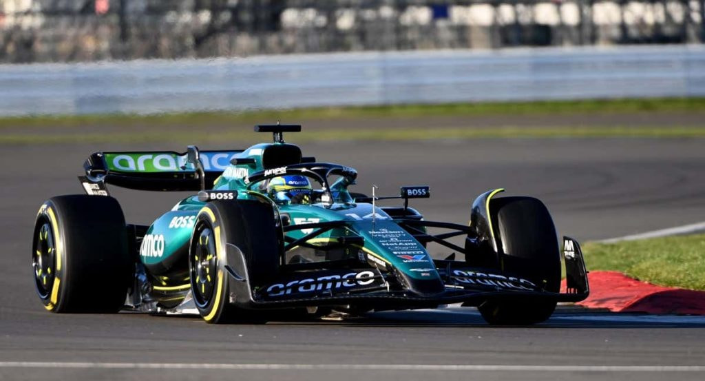 El nuevo AMR24 de Fernando Alonso con el número 14 en el frontal.