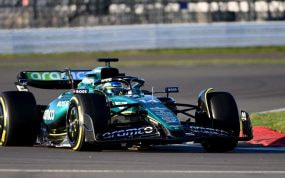 El nuevo AMR24 de Fernando Alonso con el número 14 en el frontal.
