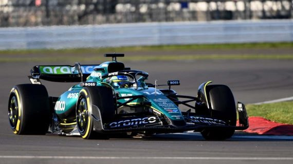 El nuevo AMR24 de Fernando Alonso con el número 14 en el frontal.
