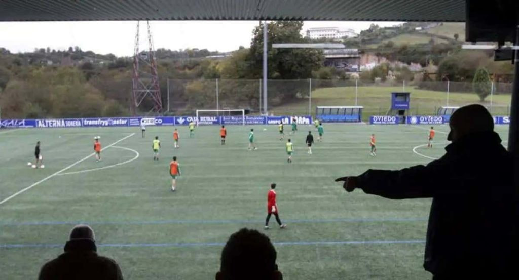 Entrenamiento de un equipo de fútbol base.