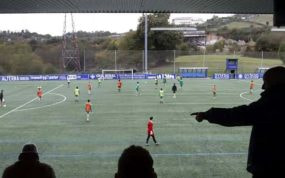 Entrenamiento de un equipo de fútbol base.