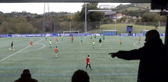 Entrenamiento de un equipo de fútbol base.