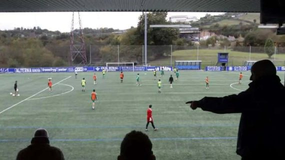 Entrenamiento de un equipo de fútbol base.
