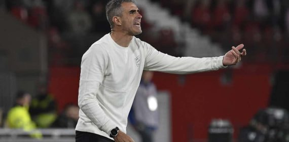 Gaizka Garitano, en un partido con el Almería.