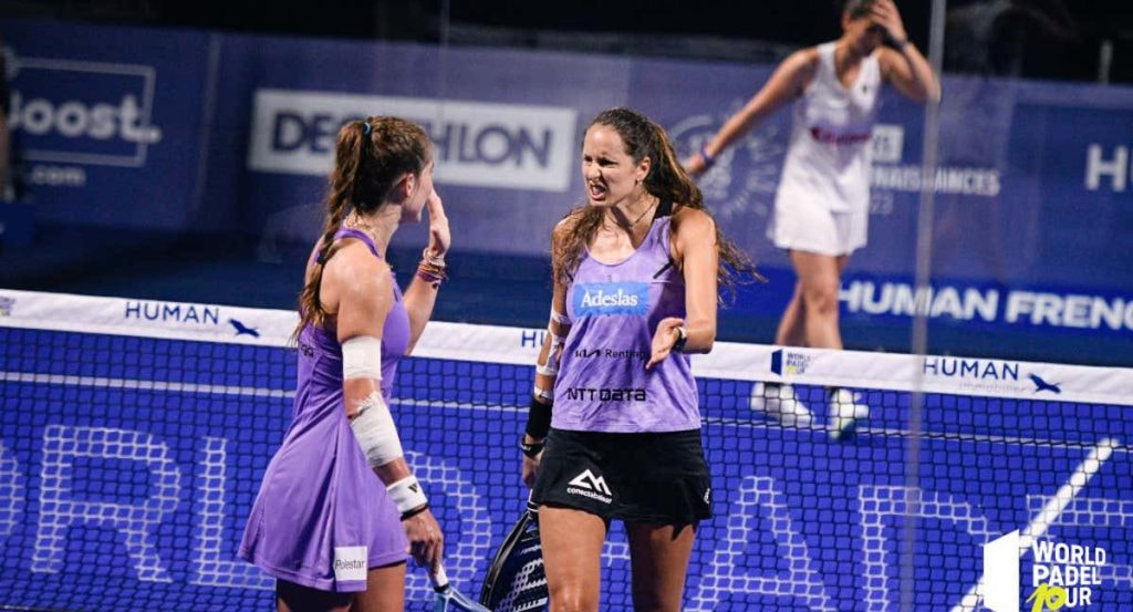 Gemma y Marta celebran un punto.