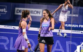 Gemma y Marta celebran un punto.