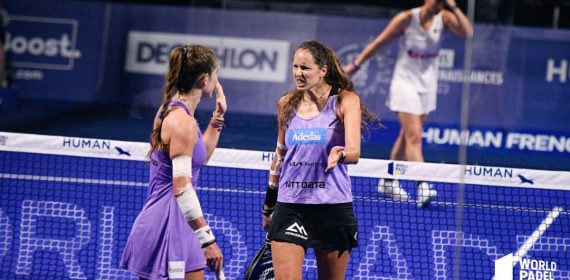 Gemma y Marta celebran un punto.