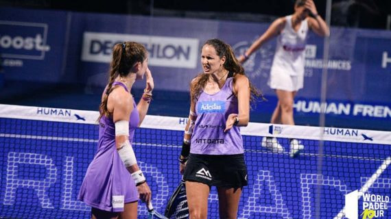 Gemma y Marta celebran un punto.