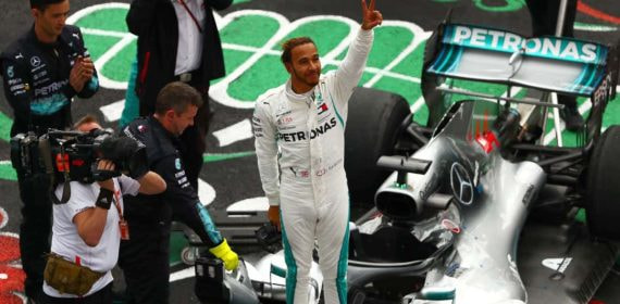 Lewis Hamilton celebra el cuarto mundial ganado de Fórmula 1.