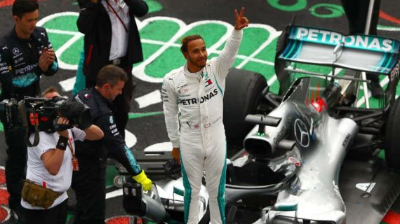Lewis Hamilton celebra el cuarto mundial ganado de Fórmula 1.