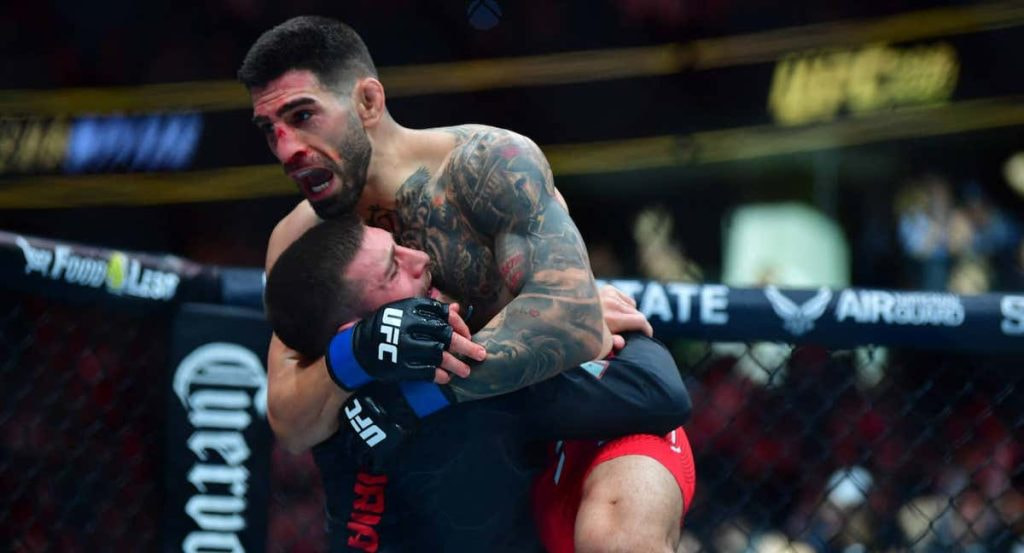 Ilia Topuria celebra su victoria ante Volkanovski.