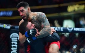 Ilia Topuria celebra su victoria ante Volkanovski.
