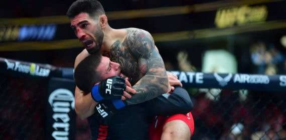 Ilia Topuria celebra su victoria ante Volkanovski.