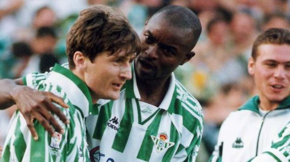 Robert Jarni junto a Finidi en su etapa en el Betis.