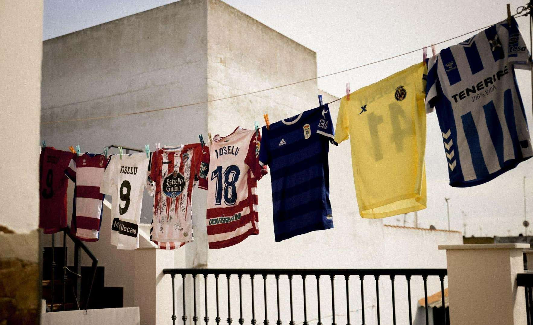 Camisetas de los equipos en los que ha jugado Joselu Moreno, tendidas en una cuerda
