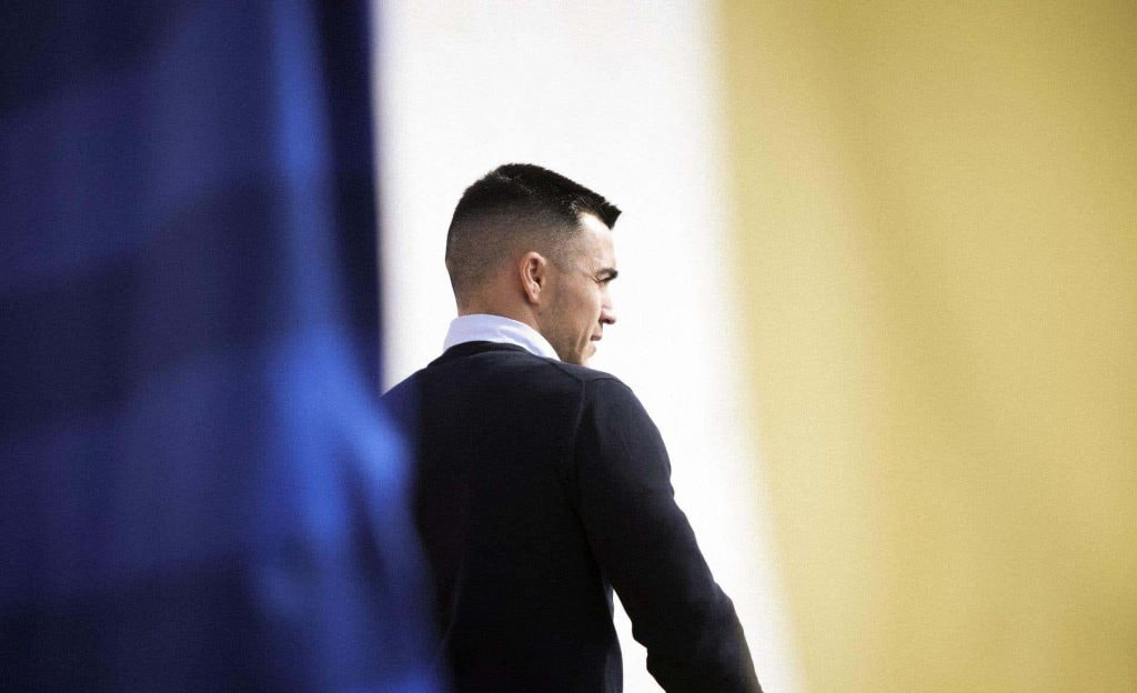 Joselu Moreno, de perfil y en penumbra, entre un telón azul y otro amarillo