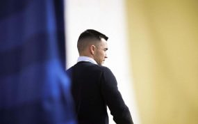 Joselu Moreno, de perfil y en penumbra, entre un telón azul y otro amarillo