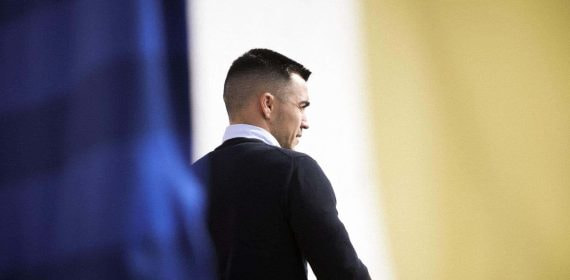 Joselu Moreno, de perfil y en penumbra, entre un telón azul y otro amarillo
