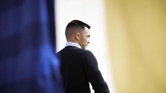 Joselu Moreno, de perfil y en penumbra, entre un telón azul y otro amarillo