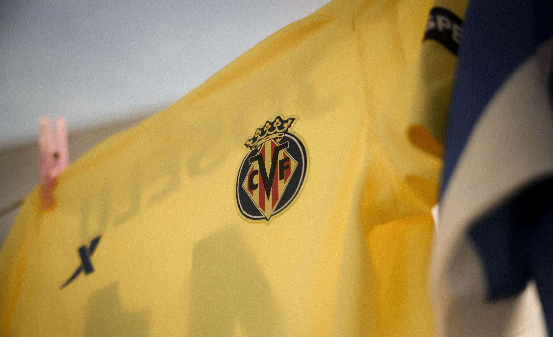 Camiseta amarilla del Villarreal CF con el escudo del club