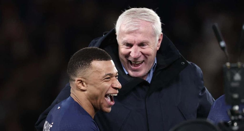 Luis Fernández esboza una amplia sonrisa junto a Kylian Mbappé.