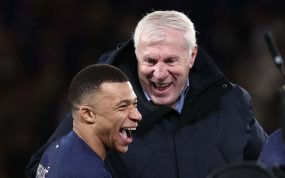 Luis Fernández esboza una amplia sonrisa junto a Kylian Mbappé.