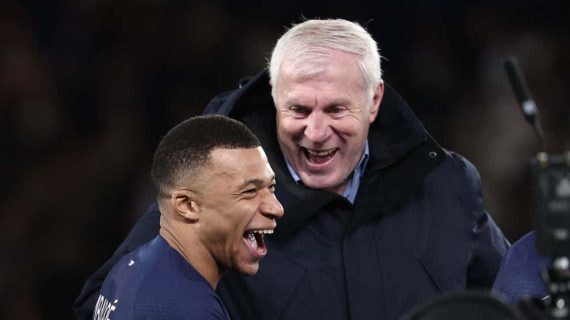 Luis Fernández esboza una amplia sonrisa junto a Kylian Mbappé.