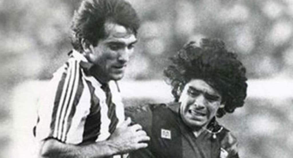 Andoni Goikoetxea y Diego Maradona, en uno de los múltiples partidos jugados entre el Athletic y el FC Barcelona en la decada de los 80.