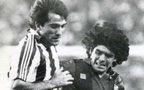 Andoni Goikoetxea y Diego Maradona, en uno de los múltiples partidos jugados entre el Athletic y el FC Barcelona en la decada de los 80.