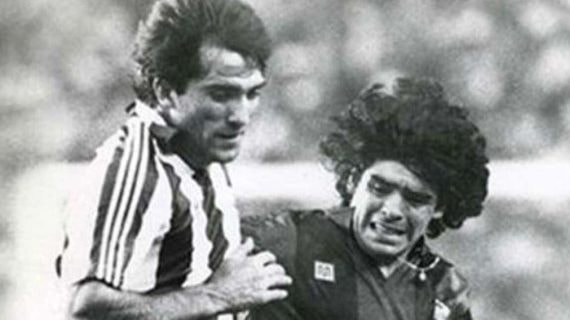 Andoni Goikoetxea y Diego Maradona, en uno de los múltiples partidos jugados entre el Athletic y el FC Barcelona en la decada de los 80.