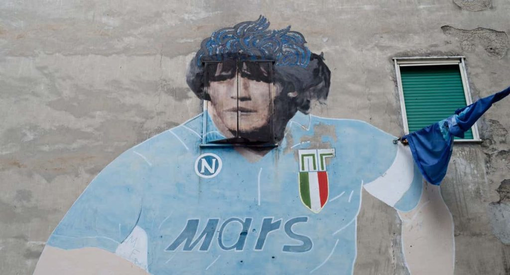 La cara de Maradona está situada justamente sobre la ventana de un edificio.