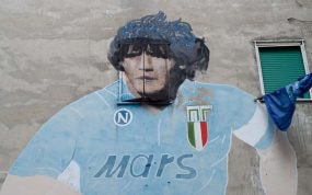 La cara de Maradona está situada justamente sobre la ventana de un edificio.