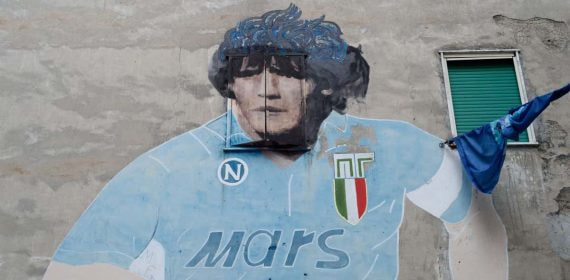 La cara de Maradona está situada justamente sobre la ventana de un edificio.