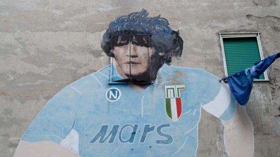 La cara de Maradona está situada justamente sobre la ventana de un edificio.