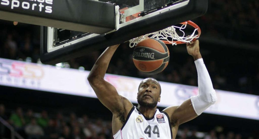 Marcus Slaughter machaca en un partido con el Real Madrid.